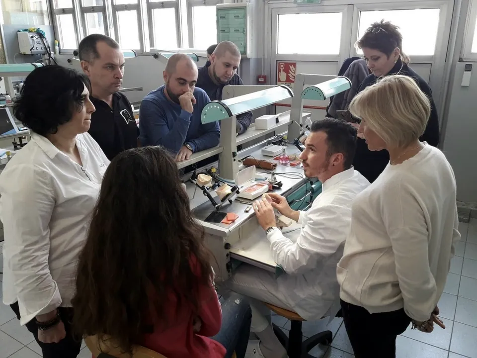 Articulator workshop at the bench — Italy
